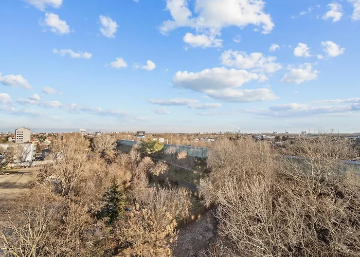 Modern 2-bedroom In The Heart Of *