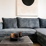 Modern 2-bedroom In The Heart Of