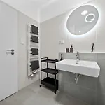 Modern 2-bedroom In The Heart Of Apartmán