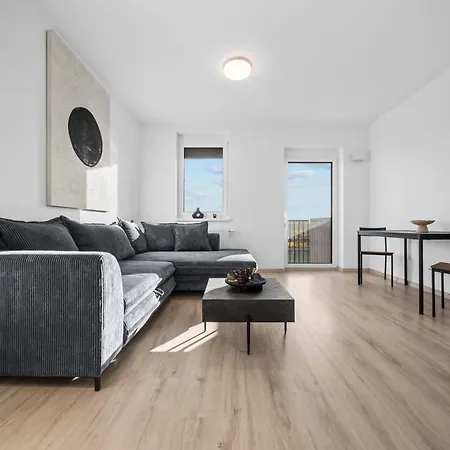 Modern 2-bedroom In The Heart Of דירה *