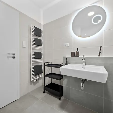 Modern 2-bedroom In The Heart Of דירה